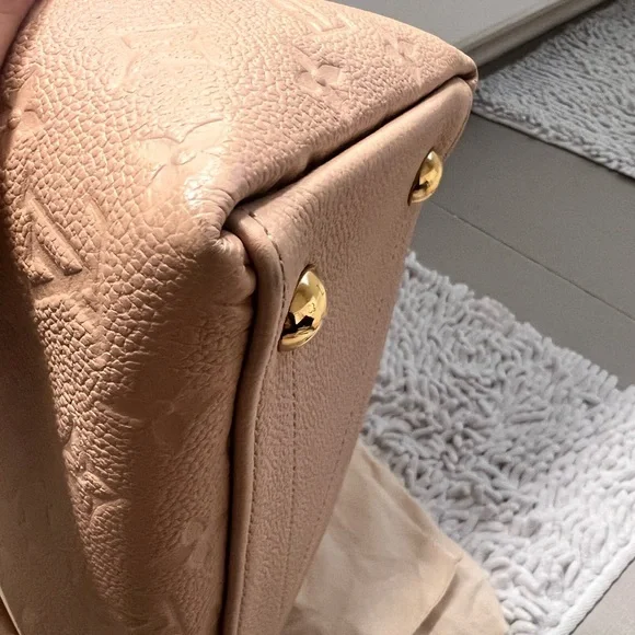 Louis Vuitton V tote MM - Picture 9 of 14